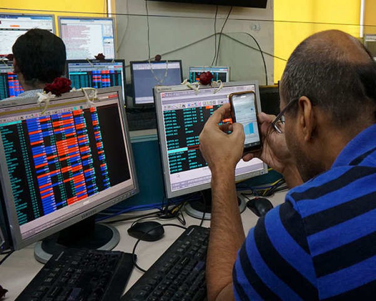 Stock Close: Sensex drops 400 points; FMCG, IT, Pharma stocks fall