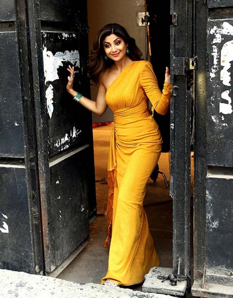 A video of Bollywood actress Shilpa Shetty is becoming viral on social media, in which she is seen in a different style.
