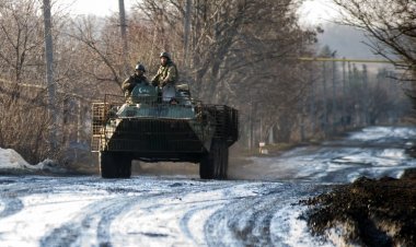 Putin's 'Operation Z', Russian tanks move towards Ukraine border, conflict between rebels and army intensifies, people flee to safe areas