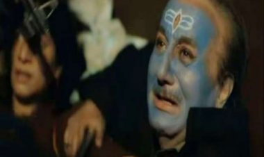 After watching The Kashmir Files, the woman started crying bitterly, touched the feet of director Vivek Agnihotri