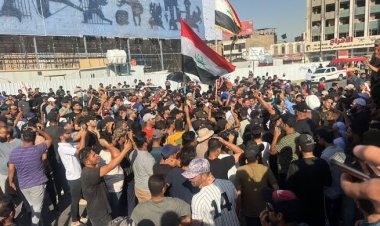 Protesters once again attacked Iraqi parliament, shouting slogans and sabotage.