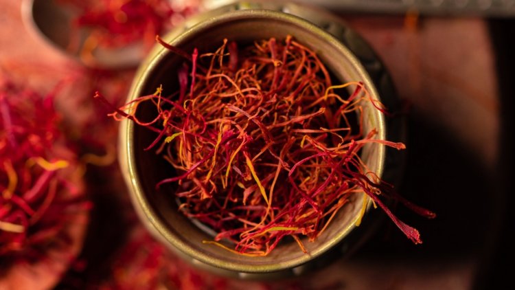 Saffron Benefits: Saffron is especially beneficial for women, you get these 6 benefits