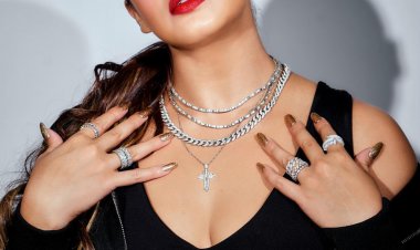 Huma Qureshi did a very bold photoshoot, gave killer pose in black short dress