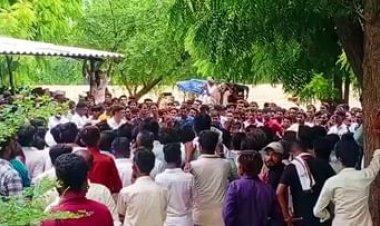 In Jalore, people got furious due to the death of innocent, stone-pelting vehicles, police niece sticks