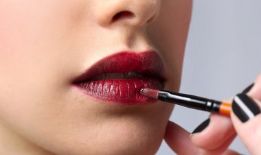 Lipstick Applying Tips: Follow these tips while applying dark shade lip color, your lipstick will not spread