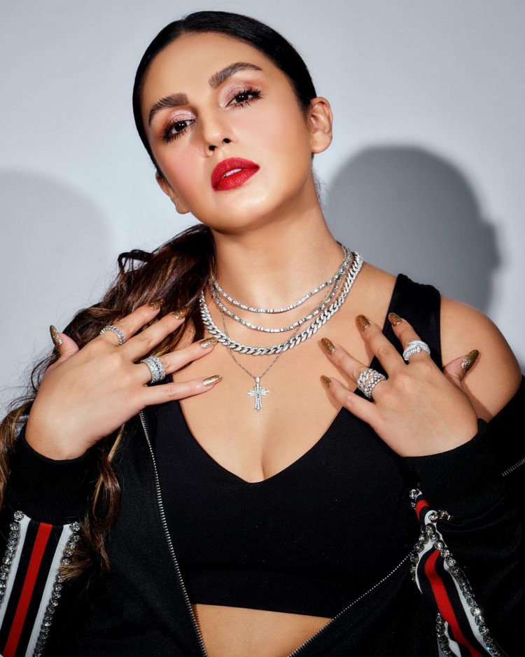 Huma Qureshi did a very bold photoshoot, gave killer pose in black short dress