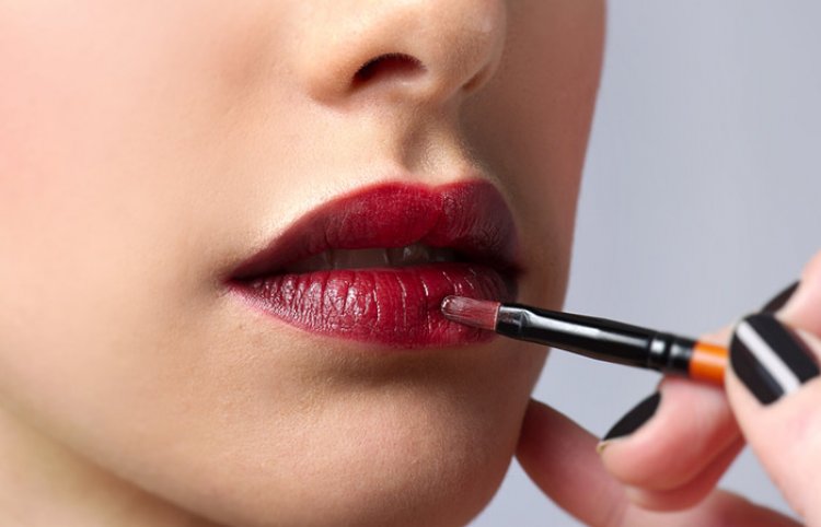 Lipstick Applying Tips: Follow these tips while applying dark shade lip color, your lipstick will not spread