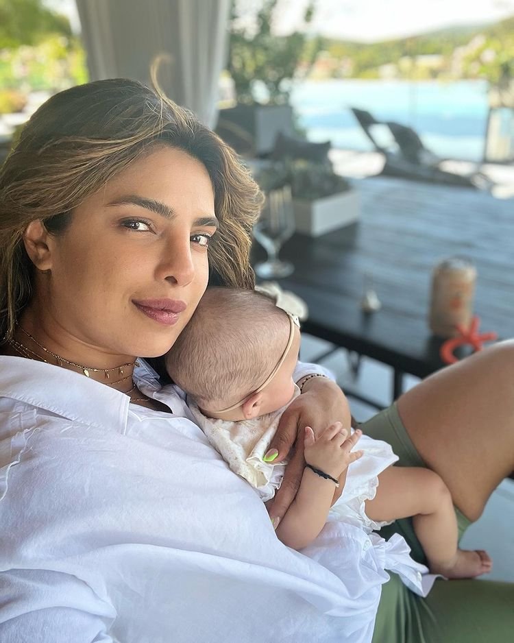 Priyanka Chopra again hid the face of daughter Malti, the little angel was seen in her mother's lap