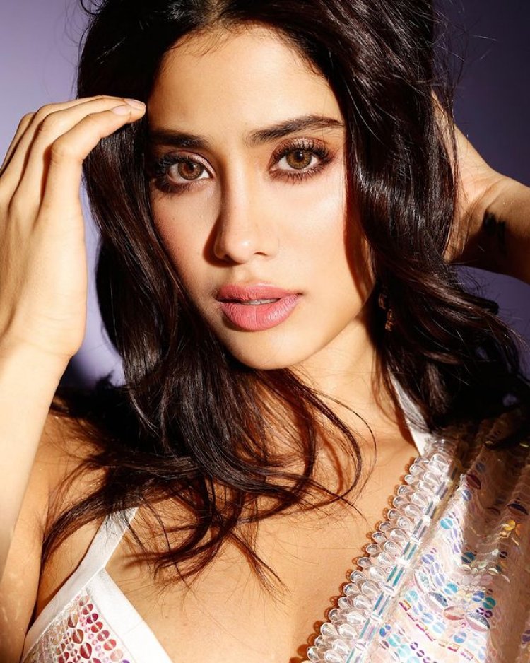 Janhvi Kapoor Sizzling Look: Janhvi Kapoor in bikini blouse and shimmery sari did two and a half doom, fans said - hot chili