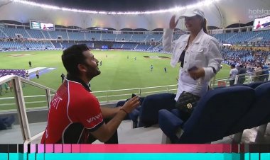 Asia Cup 2022: Hong Kong player Kinchit Shah proposes to his girlfriend in a film style in the audience, wears a ring