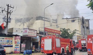 Huge fire in Vietnam, 14 people traumatic death, people jumped from the building to save their lives