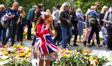 People playing homage to Queen Elizabeth II, tens thousands of people have reached Westmaster Hall to pay tribute to the Queen In the last 50 hours