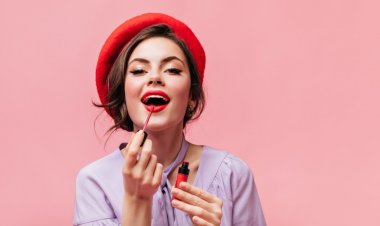 Lipstick Applying Tips: choose the color of lipstick according to your skin tone for a beautiful look