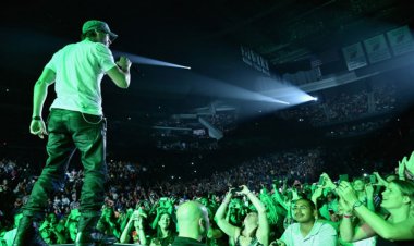 This married singer did liplock with a fan on stage! Self shared video on social media