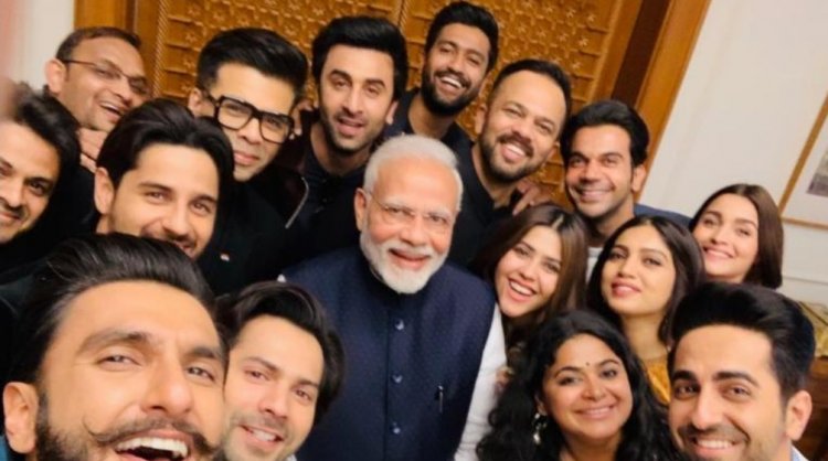 PM Modi's selfie with Bollywood stars has gone viral on his birthday, got a lot of likes on the internet