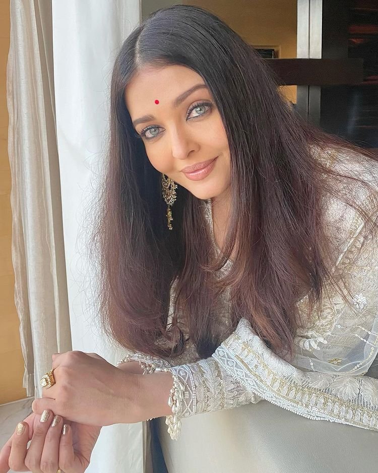 Aishwarya Rai Bachchan: Red bindi on forehead and a simple suit, fans were blown away by this look of Aishwarya Rai Bachchan