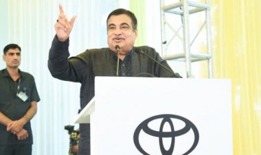 Nitin Gadkari launches pilot project of Toyota Flex Fuel car, now rising price of petrol will not disturb you financially