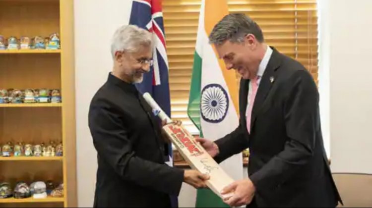 S. Jaishankar gifted a cricket bat signed by Kohli Virat kholi to Australian Deputy PM, See Pics