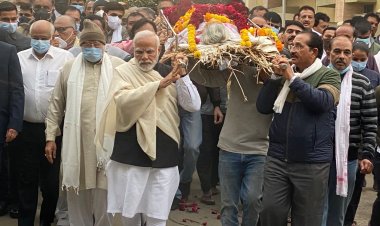 PM Modi pays heartfelt tribute to his mother, reached the crematorium by ambulance: VIDEO
