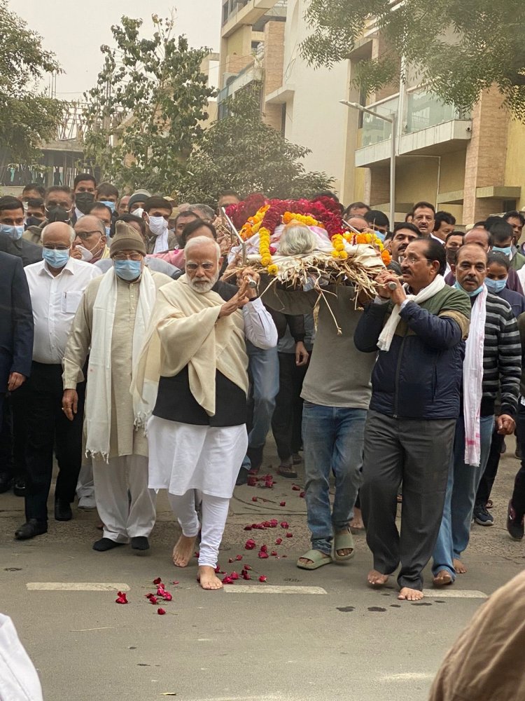 PM Modi pays heartfelt tribute to his mother, reached the crematorium by ambulance: VIDEO