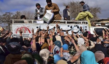 Pakistan Inflation: A huge crowd of people gather near a ration cart in Quetta, Pak facing economic crisis