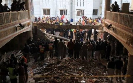 WATCH: the suicide bomber was standing in the first line of worshippers, the horrific scene of the Peshawar blast