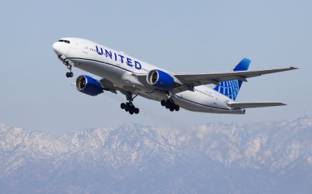 US News: 33-years old Man Arrested Allegedly trying to open Plan's Emergency Door, Stabs Attendant