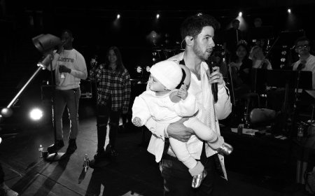 Have a look at Nick Jonas And Daughter Malti Marie Moment From The Jonas Brothers' Concert! viral pics wining hearts