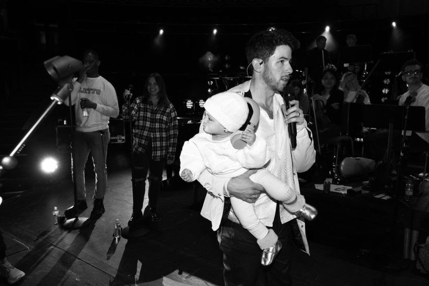 Have a look at Nick Jonas And Daughter Malti Marie Moment From The Jonas Brothers' Concert! viral pics wining hearts