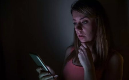 Relationship Tips: Past pain can stop you from moving forward, know 5 reasons not to stock your ex