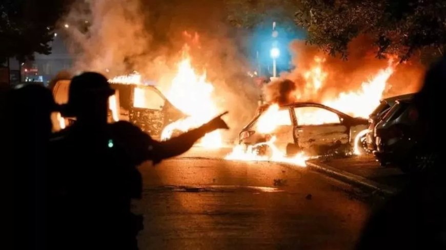 France Riots: The terror of the rioters did not stop in France, a car rammed into the mayor's house in Paris; wife and child injured