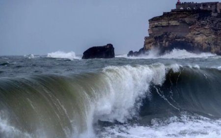 High waves and strong winds wreak havoc on the sea shore in Spain, four people standing on the shore died