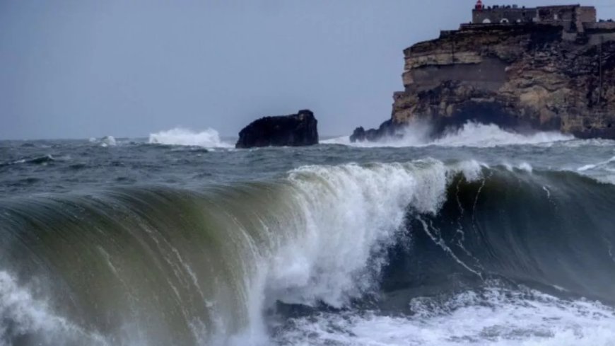 High waves and strong winds wreak havoc on the sea shore in Spain, four people standing on the shore died