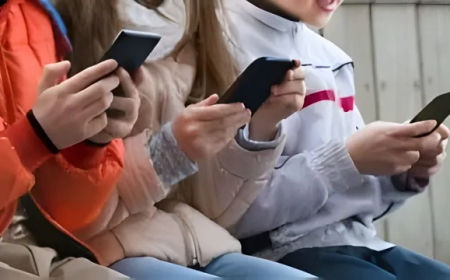 France follows Australia's path: Children under 15 will not be able to use social media, mobile phones are also banned in school.