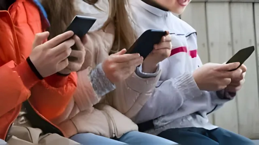 France follows Australia's path: Children under 15 will not be able to use social media, mobile phones are also banned in school.