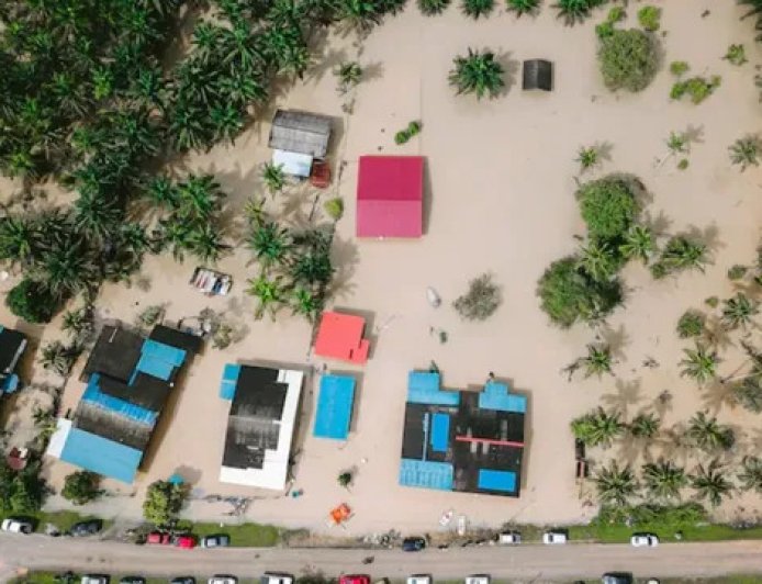 China: A young man reached his parents after swimming for 3 hours in flood water, said - he was worried